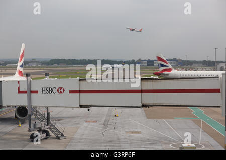 Easyjet aereo decollare all aeroporto di Gatwick Foto Stock