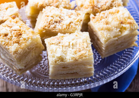 Torte fatte in casa a Napoleone, pasta sfoglia crema pasticcera torta sul tavolo in legno, stile rustico Foto Stock