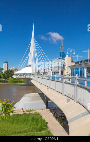 Il San Bonifacio Esplanade, Provencher Bridge e dello skyline della città di Winnipeg, Manitoba, Canada. Foto Stock