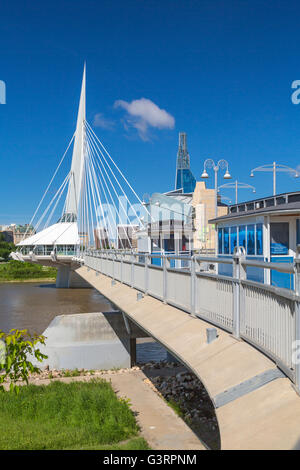 Il San Bonifacio Esplanade, Provencher Bridge e dello skyline della città di Winnipeg, Manitoba, Canada. Foto Stock