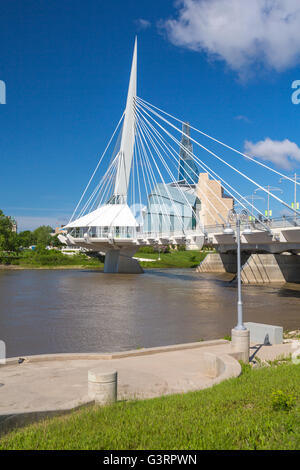 Il San Bonifacio Esplanade, Provencher Bridge e dello skyline della città di Winnipeg, Manitoba, Canada. Foto Stock