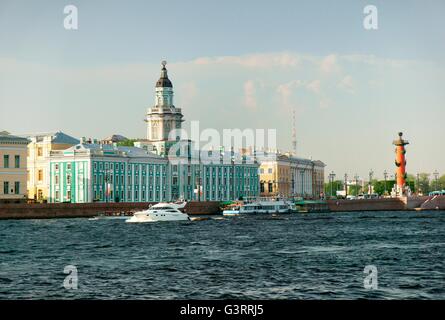 San Pietroburgo Russia. Il blue Kunstkammer edificio, Zoologogical Museum e colonna rostrale. Isola di Vasilevskiy sul Neva Foto Stock