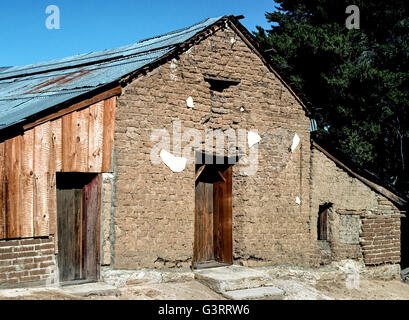 Sole-essiccati adobe mattoni di fango sono visti in questa parete esposta di una storica 1850s Building a Warner ranch che è servito come un stagecoach stop per Butterfield Overland Mail line e un trading post per i viaggiatori a sud il sentiero di emigrati nel sud della California, Stati Uniti d'America. A pochi pezzi di rimanere di stucco bianco che una volta ricoperto di mattoni fatti a mano. La struttura è stata restaurata ed è sia uno stato e un cittadino storico e distintivo. Centro storico 1977 foto. Foto Stock