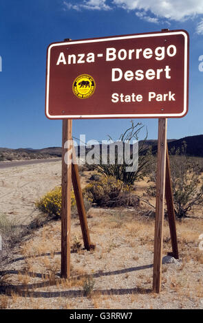 Un segno accoglie i visitatori a Anza-Borrego Desert State Park si estende su un quinto della Contea di San Diego ed è il più grande parco dello stato della California, Stati Uniti d'America. Esso copre 600.000 acri (240.000 ettari) di Colorado deserto e raggiunge anche in Imperiale e il Riverside contee. Il vasto parco è la casa di una miriade di uccelli, di rettili e di altri animali, compresi desert bighorn. Strade e sentieri conducono i visitatori attraverso la spettacolare mostra di piante del deserto che sono evidenziate con fiori selvatici in primavera. Foto Stock