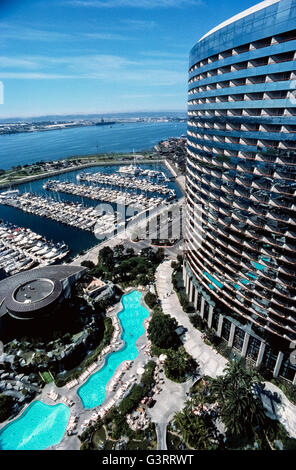 Un incurvamento facciata camera con il balcone di ogni camera offre vista panoramica di San Diego e il suo porto per gli ospiti presso il Marriott Marquis San Diego Marina hotel nel sud della California, Stati Uniti d'America. Il torreggiante 25-storia alloggio di lusso offre lunghe piscine e un adiacente yacht marina con 450 scivola.con facile accesso all'Oceano Pacifico, San Diego è una destinazione preferita per i naviganti, sportfishermen e altri vacanzieri. Foto Stock