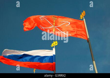 San Pietroburgo, Russia. Rosso con ancore bianco bandiera della città di San Pietroburgo accanto alla bandiera tricolore della Russia Foto Stock