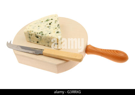 Cuneo danese di formaggio blu con un coltello per formaggio su una piastra isolata contro bianco Foto Stock