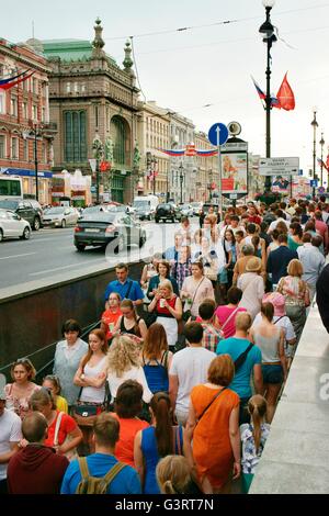 San Pietroburgo, Russia. Attraverso Nevsky Prospekt all'Akimov Saint Petersburg Comedy Theatre. Pedoni il sottopasso della metropolitana Foto Stock