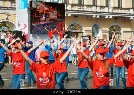 La russia. scolari eseguire il canto e la danza di routine sulla Nevsky prospekt durante la st Pietroburgo città annuale festival del giorno Foto Stock
