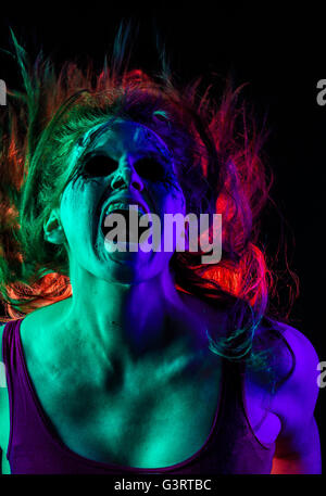 Terrificante urlante raccapriccianti femmina zombie strega Foto Stock