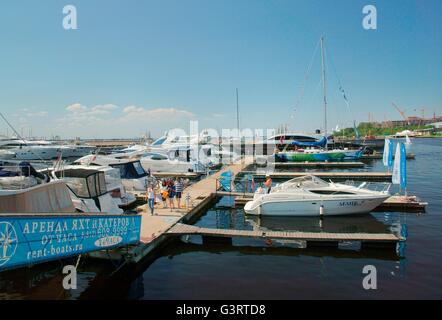 La Russia, San Pietroburgo. Barca yacht a vela di ormeggio strutture del Fiume Yacht Club su Petrovsky isola stabilita 1860 Foto Stock