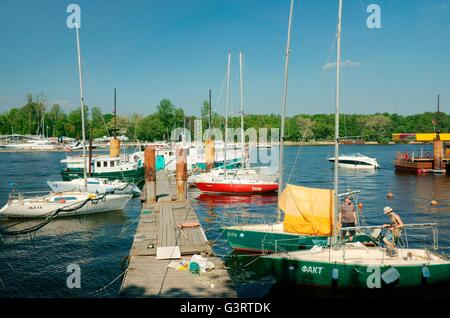 La Russia, San Pietroburgo. Barca yacht a vela di ormeggio strutture del Fiume Yacht Club su Petrovsky isola stabilita 1860 Foto Stock