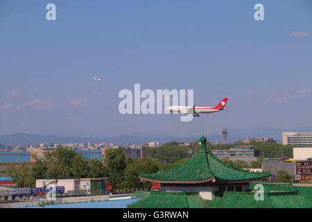 Piano in arrivo a terra in aeroporto di Pechino. Piano inferiore in background Foto Stock