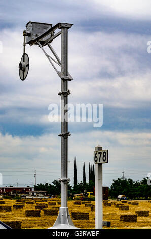 La parrucca wag railroad attraversando il dispositivo di allarme e firmare post Foto Stock