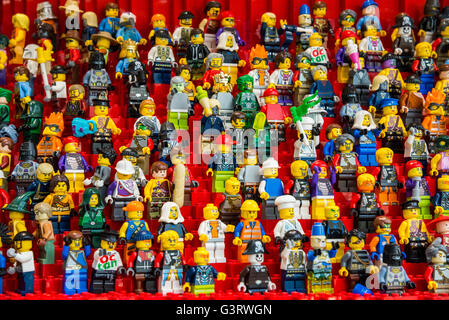 Personaggio Lego come tifosi sulle tribune di uno sport arena. Foto Stock