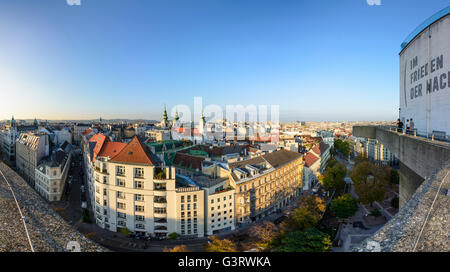 Vista da Flakturm in Esterhazy Park ( oggi Casa del mare ) a Mariahilf ( con Mariahilferkirche ) e il centro della città ( wi Foto Stock