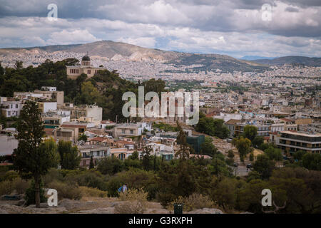 Una vista sulla collina di Atene dalla cima della collina Aeropagus, guardando in giù verso il centro e sobborghi orientali della città. Foto Stock