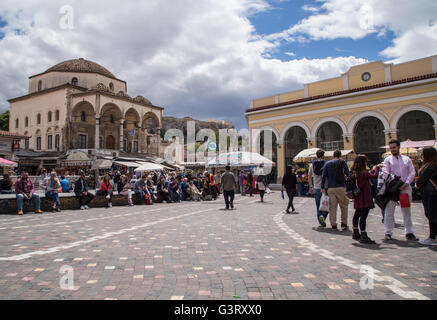 Un colpo di Monastiraki Square e dalla stazione della metropolitana (un famoso punto di riferimento) su una giornata di primavera a Atene, Grecia. Foto Stock