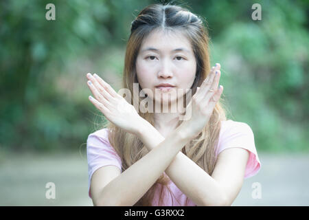 Asia ragazza mostra le mani smettere di timeout, donne concetto di simbolo Foto Stock