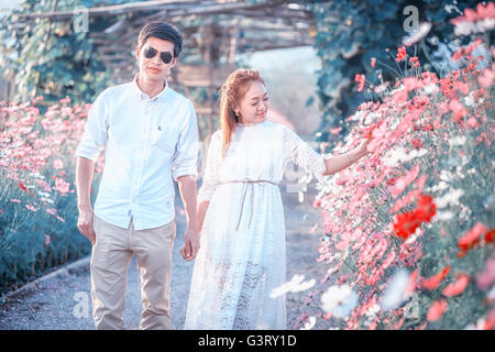 Amore e tenerezza. Giovane e bella amare giovane abbracciando in fiore giardino di primavera. Soggiorno romantico. Foto Stock