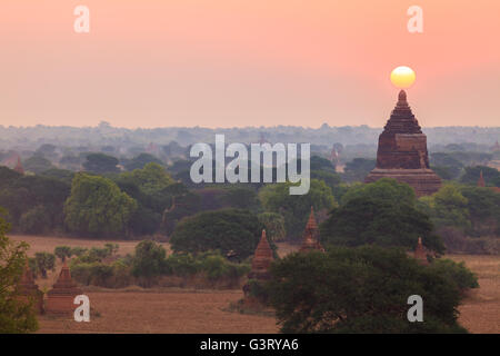 Tramonto dalla Shwesandaw Pagoda, Bagan, Myanmar Foto Stock