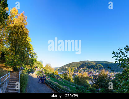 Vista dal filosofo modo la città vecchia con il castello , Heiliggeistkirche e il Vecchio Ponte sul fiume Neckar e Königstuhl mountain, Ge Foto Stock