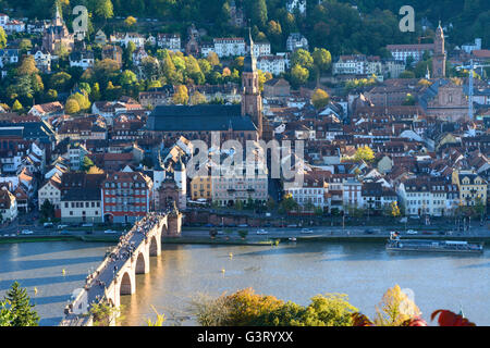 Vista da Schlangenweg la città vecchia con Heiliggeistkirche e Chiesa dei Gesuiti e il Vecchio Ponte sul fiume Neckar, Germania, Baden-Würt Foto Stock