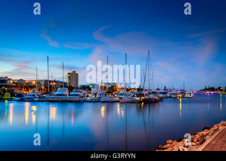 Adelaide, Australia - 8 Novembre 2014: Barche parcheggiate nel dock di Patawalonga lago a Glenelg all'imbrunire. Foto Stock