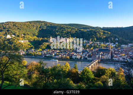 Vista da Schlangenweg la città vecchia con il castello, Heiliggeistkirche e il Vecchio Ponte sul fiume Neckar e Königstuhl mountain, Tedesco Foto Stock