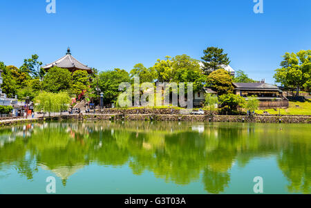 Tempio di Kofuku-ji sopra Sarusawa-ike stagno di Nara Foto Stock