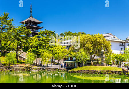 Goju-no-a cinque piani pagoda Sarusawa sopra-ike stagno di Nara Foto Stock