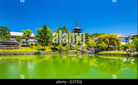 Goju-no-a cinque piani pagoda Sarusawa sopra-ike stagno di Nara Foto Stock