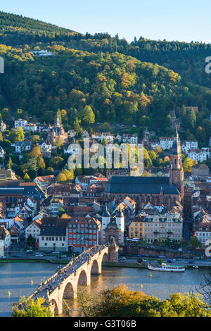 Città Vecchia con Heiliggeistkirche e il Vecchio Ponte sul fiume Neckar, Germania, Baden-Württemberg, Kurpfalz, Heidelberg Foto Stock