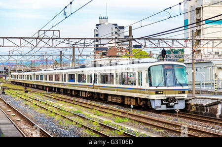 Treno rapido a Oji stazione di Nara Foto Stock