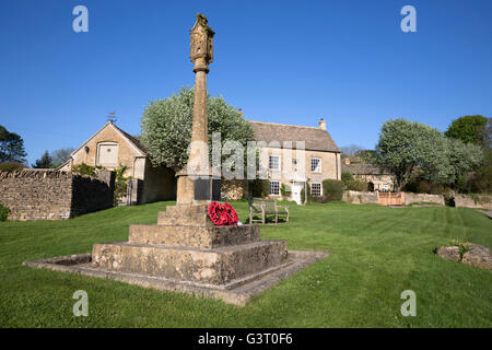 Memoriale di guerra e il villaggio verde, Guiting Power, Cotswolds, Gloucestershire, England, Regno Unito, Europa Foto Stock