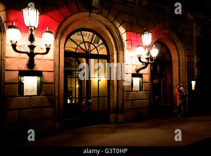 Copenhagen, Danimarca, ingresso del Royal Danish Theatre di Kongens Nytorv di notte. Foto Stock