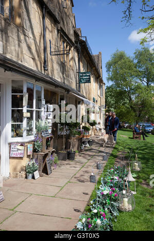 Negozi lungo la High Street, Chipping Campden, Cotswolds, Gloucestershire, England, Regno Unito, Europa Foto Stock