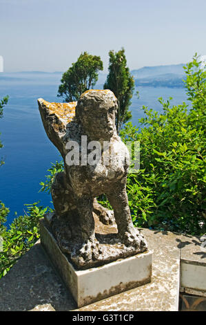 Antiche sculture a Villa San Michele, ex casa dell'autore/medico Axel Munthe sulla isola di Capri nella baia di NAP Foto Stock