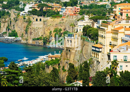 La città di Sorrento, vicino napoli, Italia, appollaiato su le cime della scogliera che si affaccia sul golfo di Napoli Foto Stock