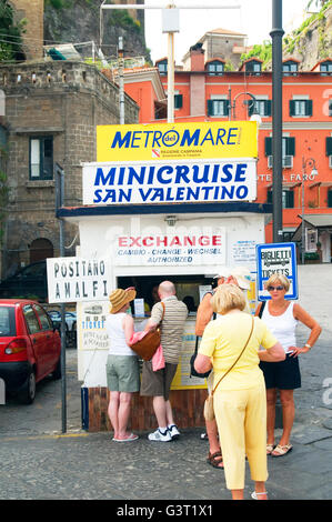 Un ticket booth per i traghetti e minicrociere nel porto di Sorrento, vicino napoli, Italia Foto Stock