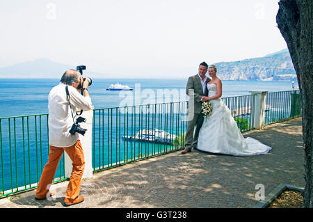 Un fotografo di matrimonio con la coppia di sposi a Sorrento, vicino a Napoli, Italia Foto Stock