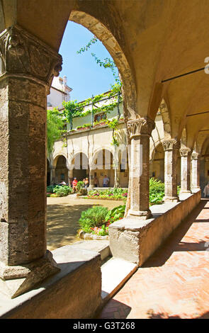 Il bellissimo chiostro medievale del monastero di San Francesco di Sorrento, vicino napoli, Italia Foto Stock