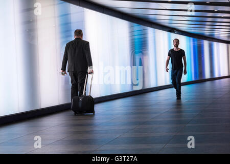 Lightwall illuminato da Karina Armburg Jennings nel tunnel pedonale a Kings Cross Station, Londra Foto Stock