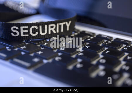 Protezione di parola sulla tastiera labtop simboleggiava la frode e la criminalità informatica protezione Foto Stock