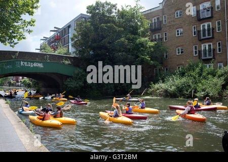 Hackney . Regents Canal. I giovani imparano il kayak. Foto Stock