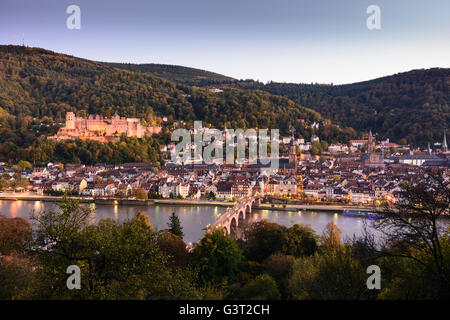 Vista da Schlangenweg la città vecchia con il castello, Heiliggeistkirche e il Vecchio Ponte sul fiume Neckar e Königstuhl mountain, Tedesco Foto Stock