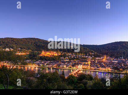 Vista da Schlangenweg la città vecchia con il castello, Heiliggeistkirche e il Vecchio Ponte sul fiume Neckar e Königstuhl mountain, Tedesco Foto Stock