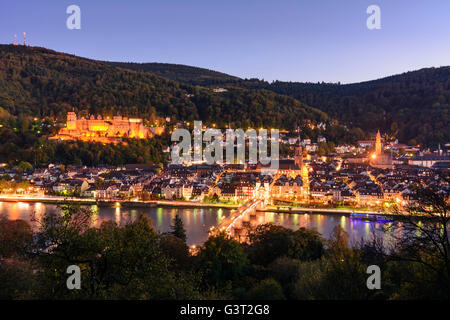 Vista da Schlangenweg la città vecchia con il castello, Heiliggeistkirche e il Vecchio Ponte sul fiume Neckar e Königstuhl mountain, Tedesco Foto Stock