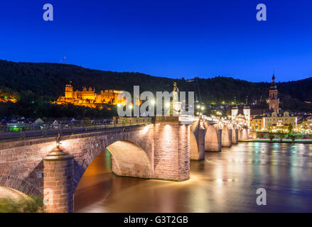 Il vecchio ponte sul fiume Neckar , città vecchia con il castello , Heiliggeistkirche e montagna Königstuhl, Germania, Baden-Württemberg, Kurpf Foto Stock