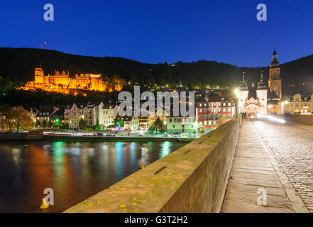 Il vecchio ponte sul fiume Neckar , città vecchia con il castello , Heiliggeistkirche e montagna Königstuhl, Germania, Baden-Württemberg, Kurpf Foto Stock